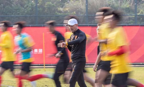 万龙殿第二高手、青木狼王陈忠磊，如此崩溃大哭的悲惨模样，仿佛在万龙殿所有人的心脏上，重重锤了一拳。